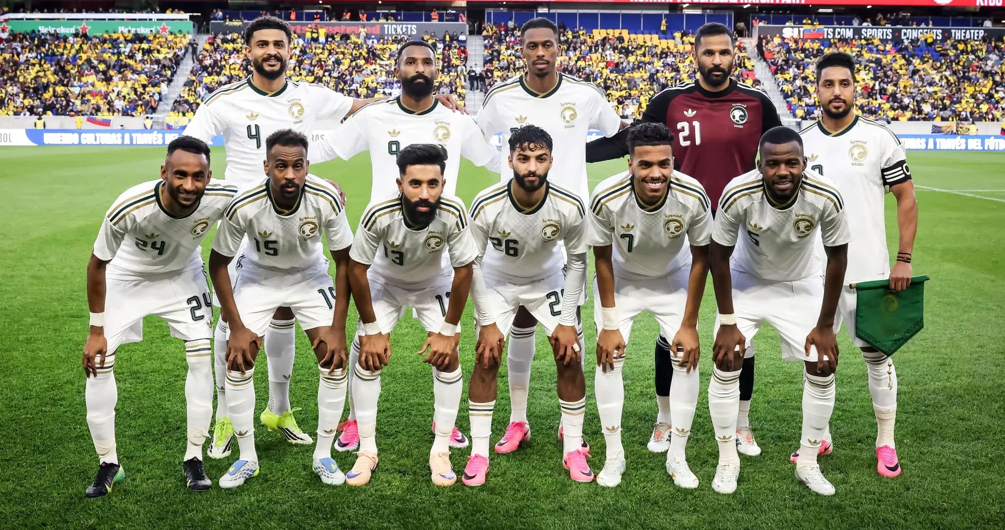 Equipo de fútbol posando en el campo antes del partido