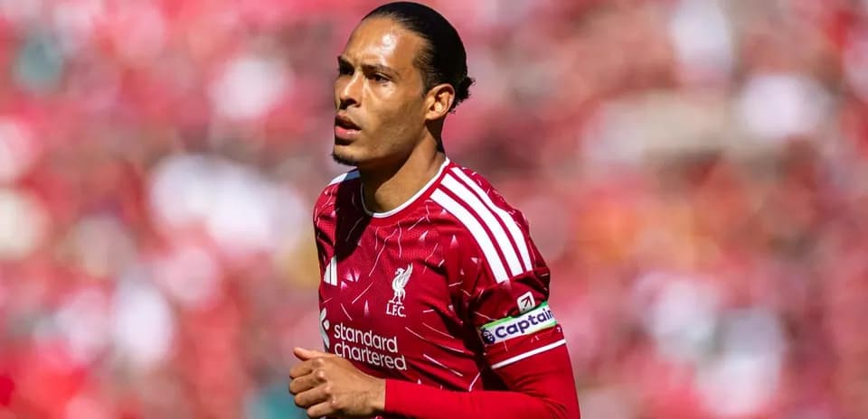 Jugador de Liverpool con camiseta roja en el campo