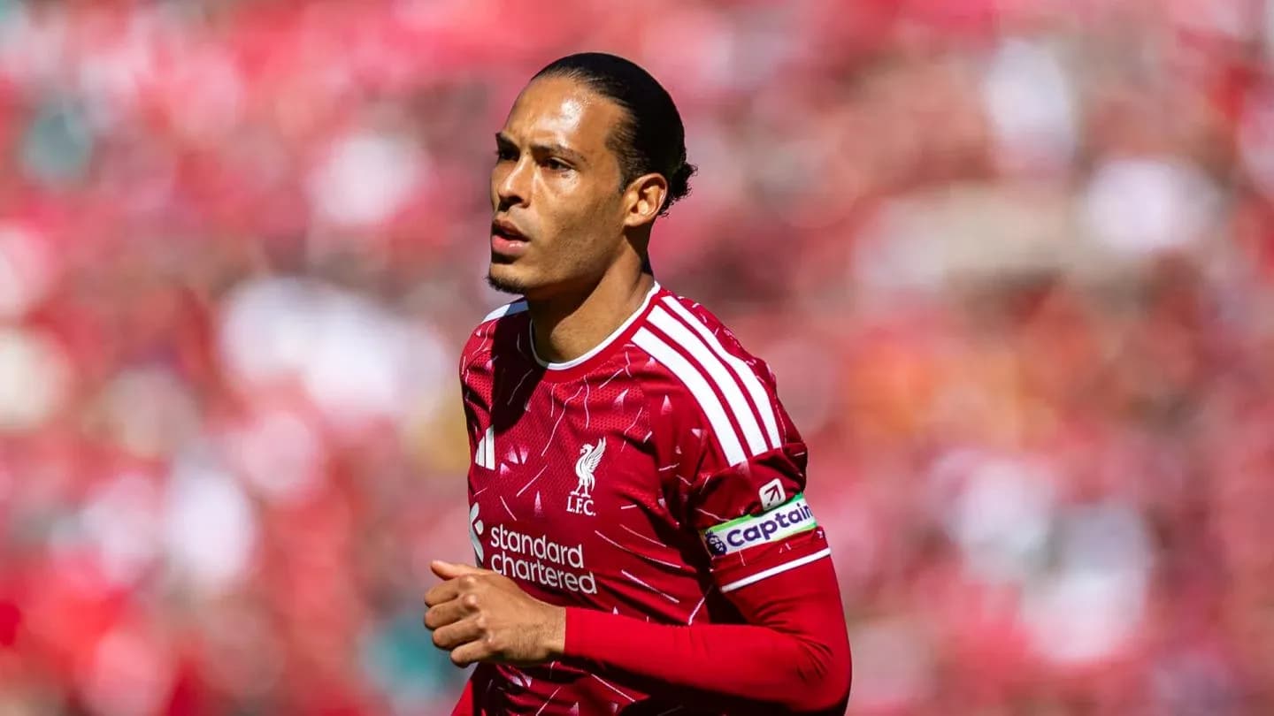 Jugador de Liverpool con camiseta roja en el campo