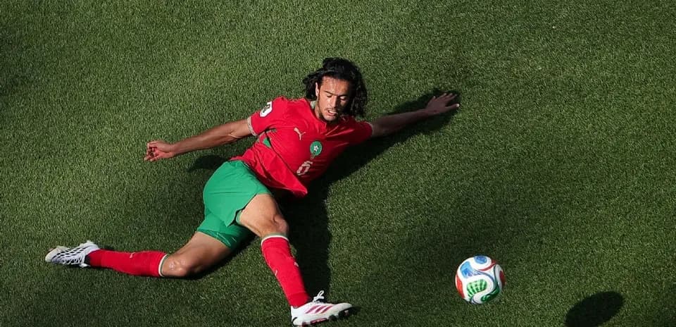 Jugador de Marruecos en el suelo durante partido