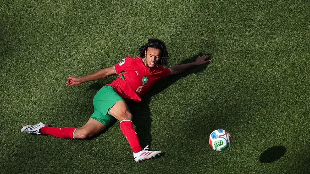 Jugador de Marruecos en el suelo durante partido