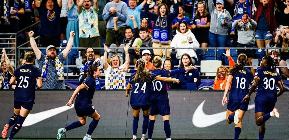 Jugadoras del Seattle Reign celebrando un gol
