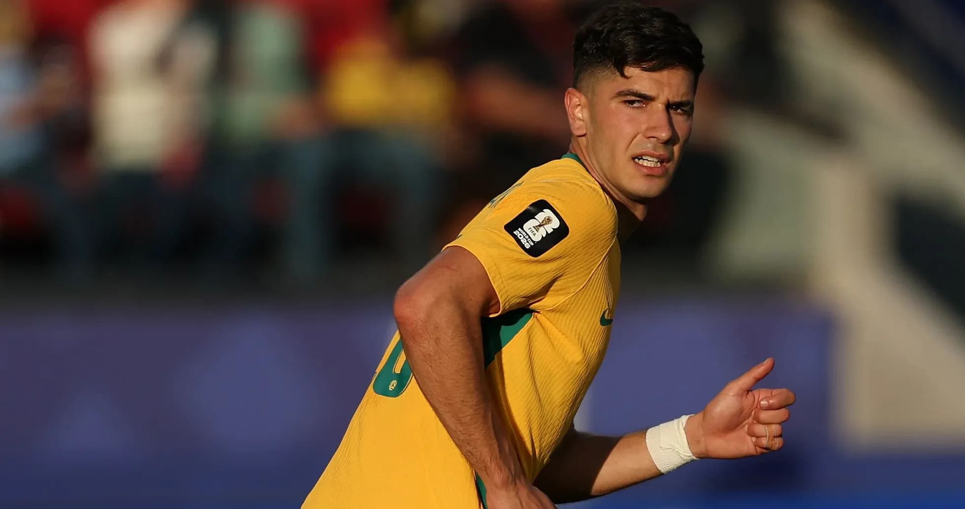 Jugador australiano corriendo durante un partido de fútbol