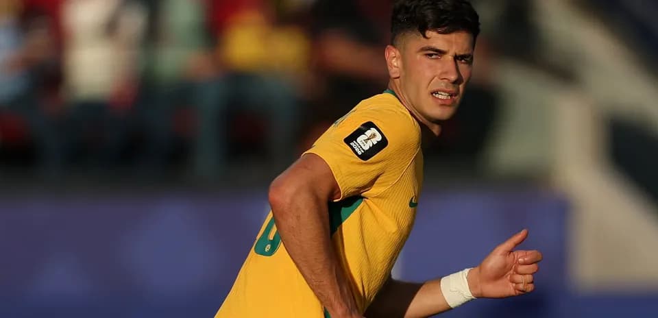 Jugador australiano corriendo durante un partido de fútbol