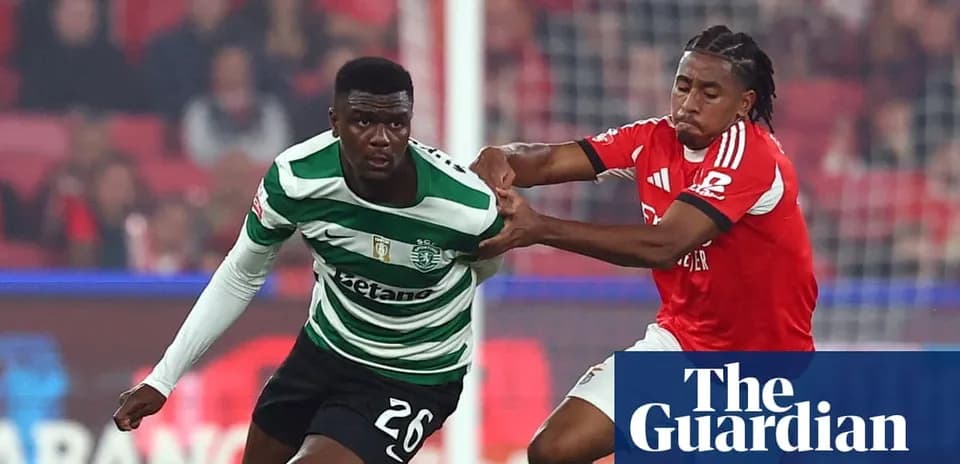 Jugadores en acción durante un partido de fútbol