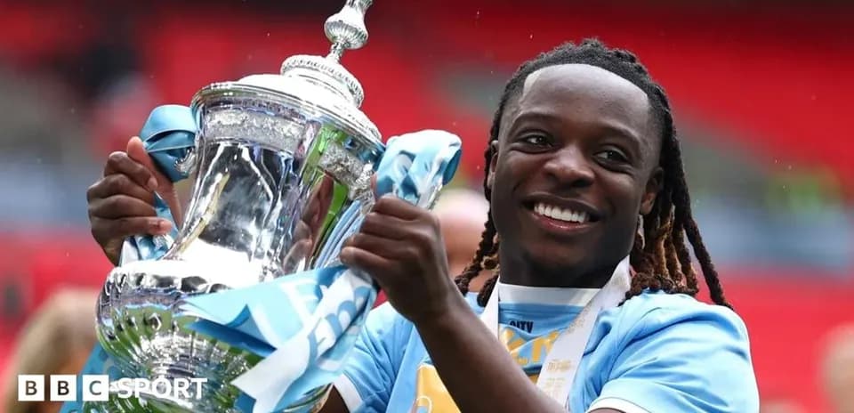 Jugador sosteniendo el trofeo en celebración