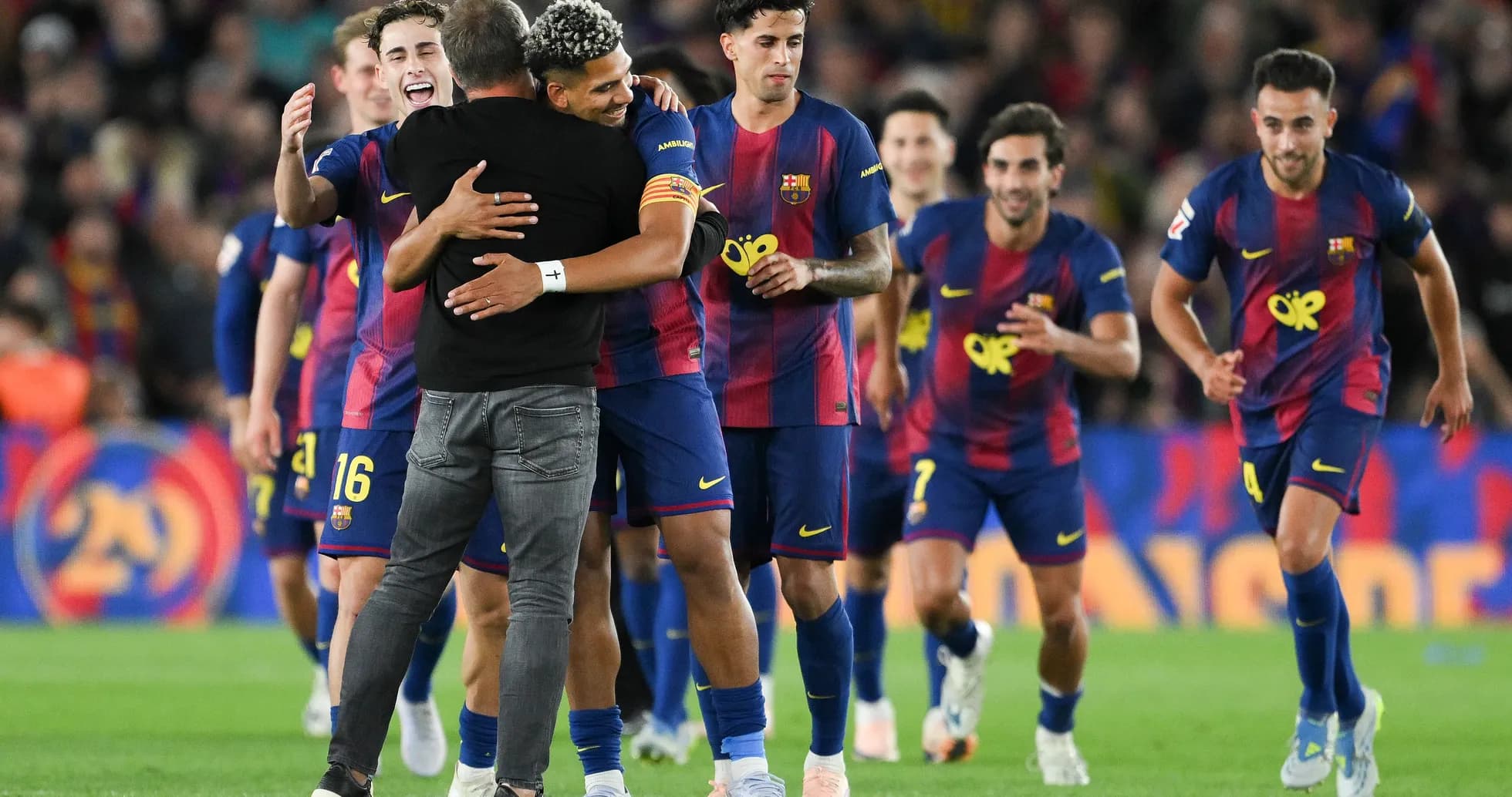 Jugadores del FC Barcelona celebrando con el entrenador