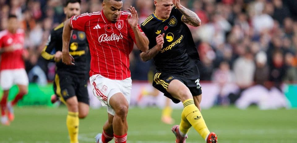 Jugadores de Nottingham Forest y Manchester United corriendo