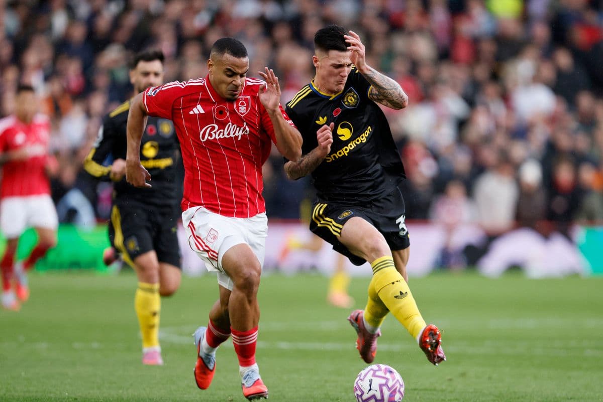 Jugadores de Nottingham Forest y Manchester United corriendo