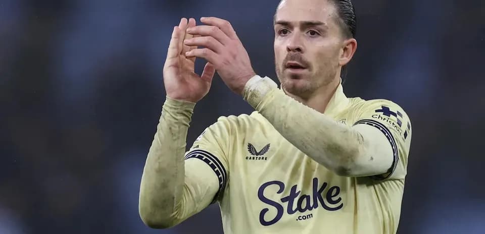 Jugador aplaudiendo con camiseta amarilla durante el partido
