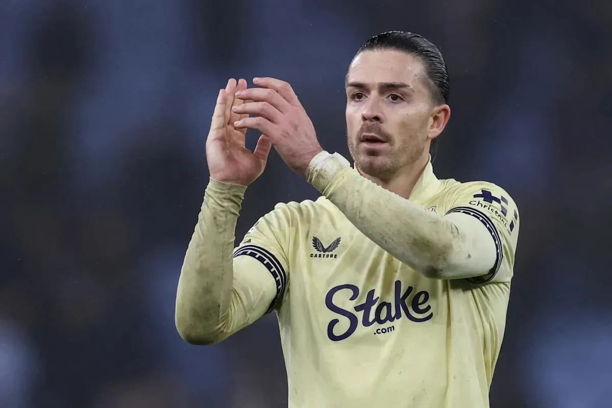 Jugador aplaudiendo con camiseta amarilla durante el partido