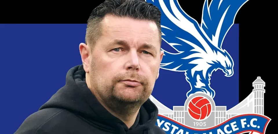 Entrenador de Crystal Palace con el logo del club