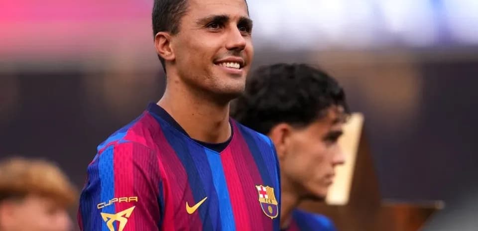 Jugador de Barcelona sonriendo en ceremonia de premiación