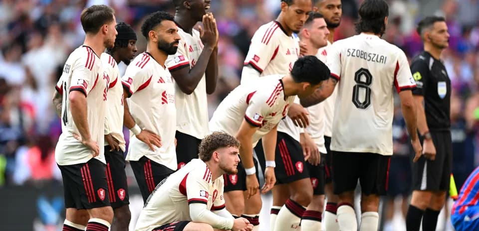 Jugadores de Liverpool en formación antes de un tiro libre