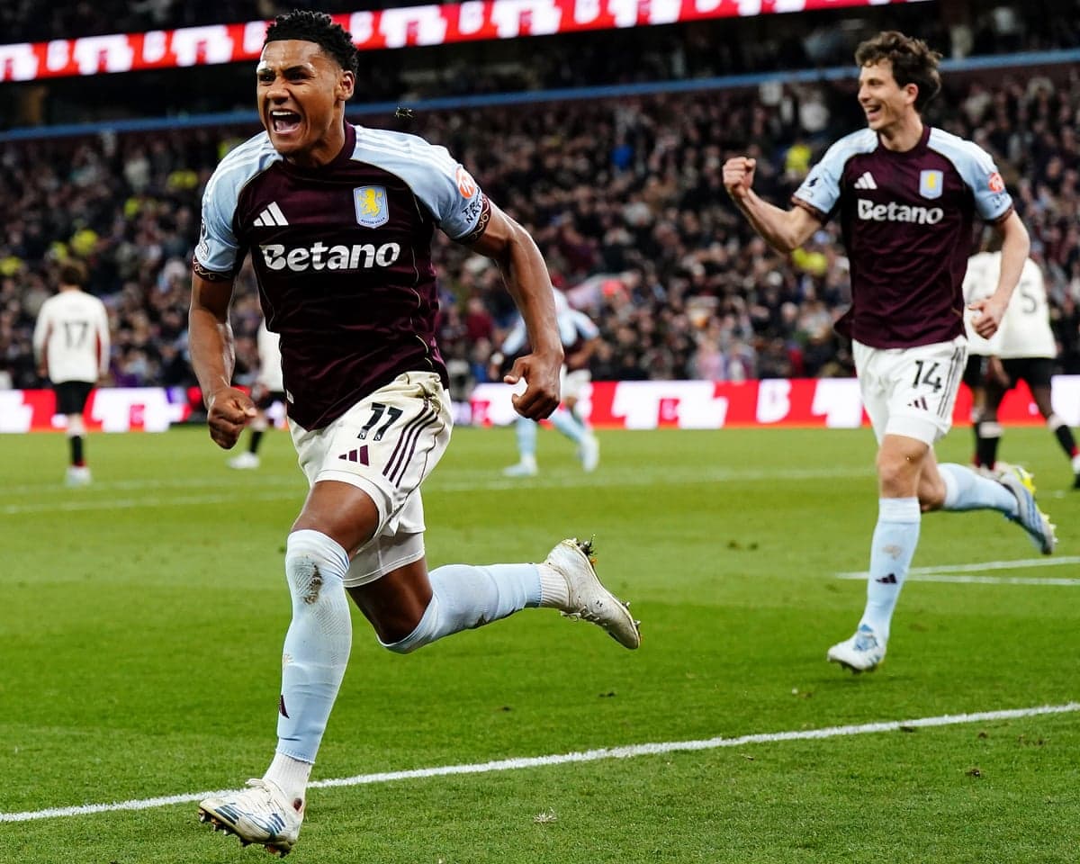Jugador de Aston Villa celebrando un gol