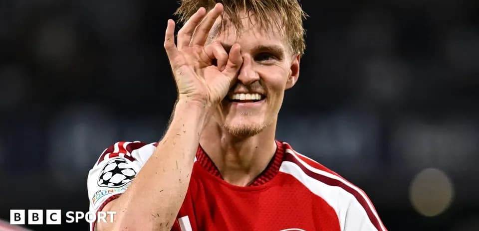 Jugador de Arsenal celebrando con gesto de mano