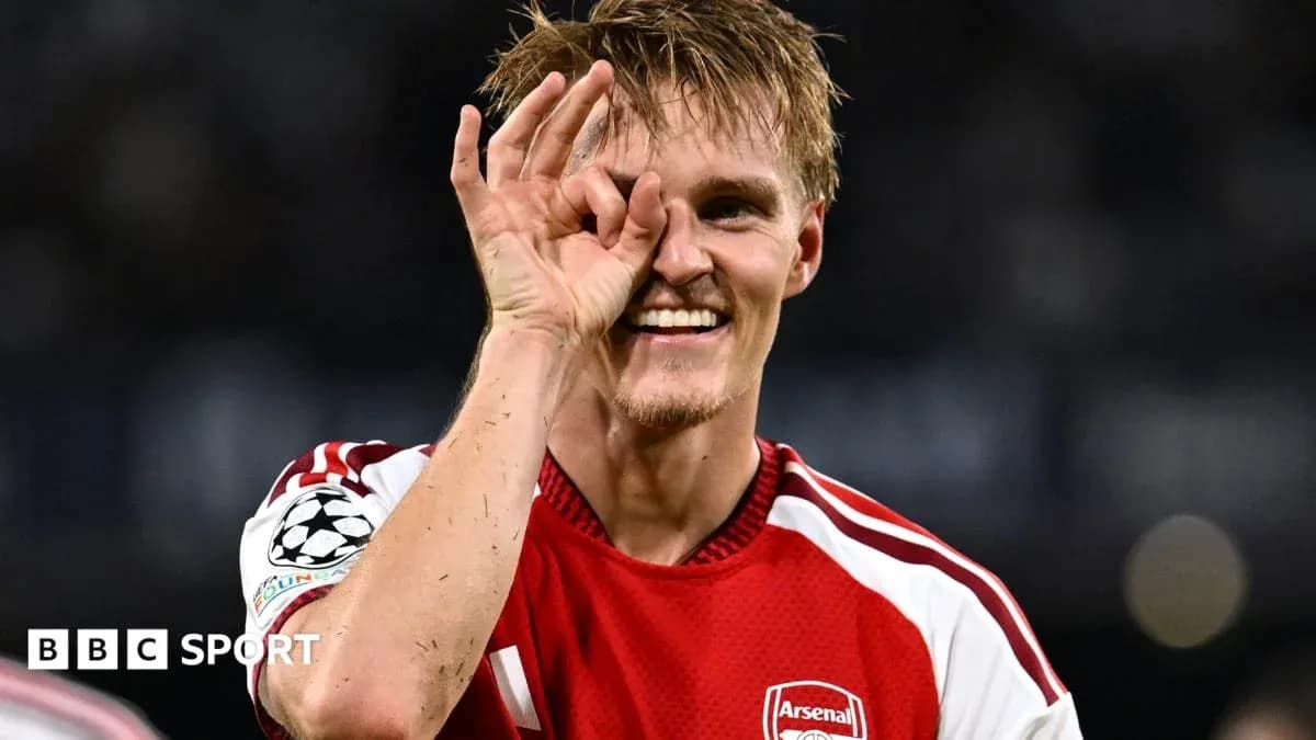 Jugador de Arsenal celebrando con gesto de mano