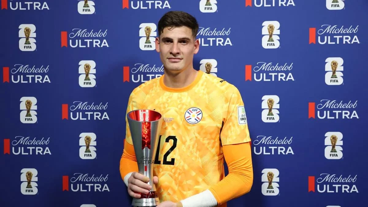 Portero sosteniendo trofeo en evento FIFA
