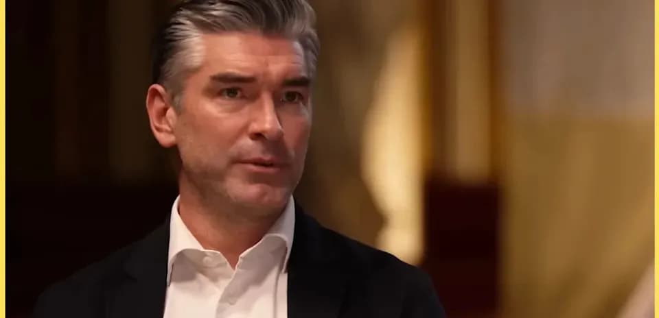 Hombre hablando en entrevista con fondo desenfocado