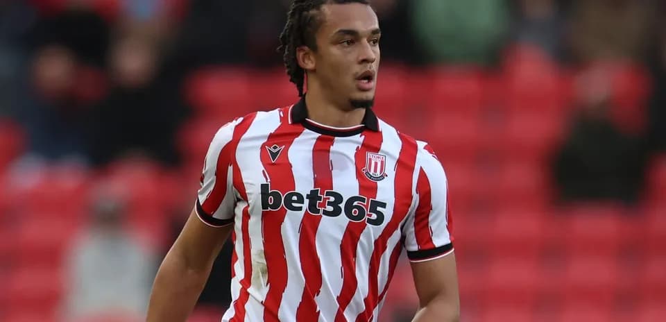 Jugador de Stoke City en uniforme con rayas rojas