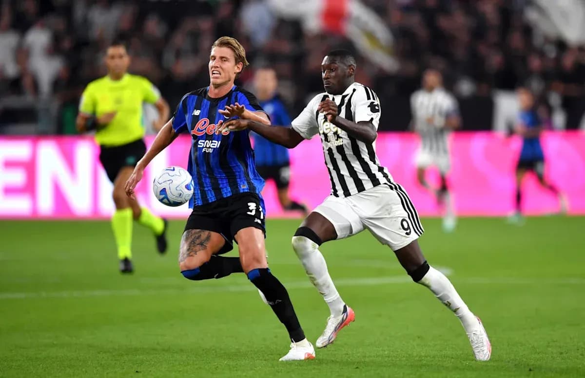 Jugador de Atalanta y Juventus luchando por el balón