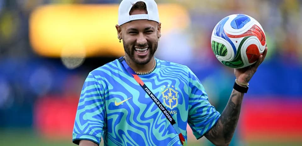Neymar sosteniendo un balón durante evento deportivo