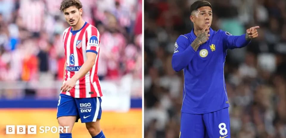 Jugadores de fútbol en acción en sus respectivos equipos