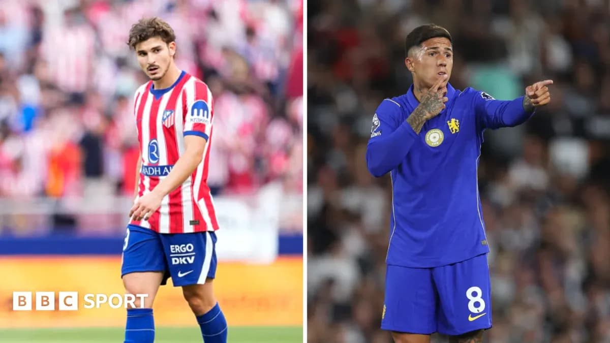 Jugadores de fútbol en acción en sus respectivos equipos