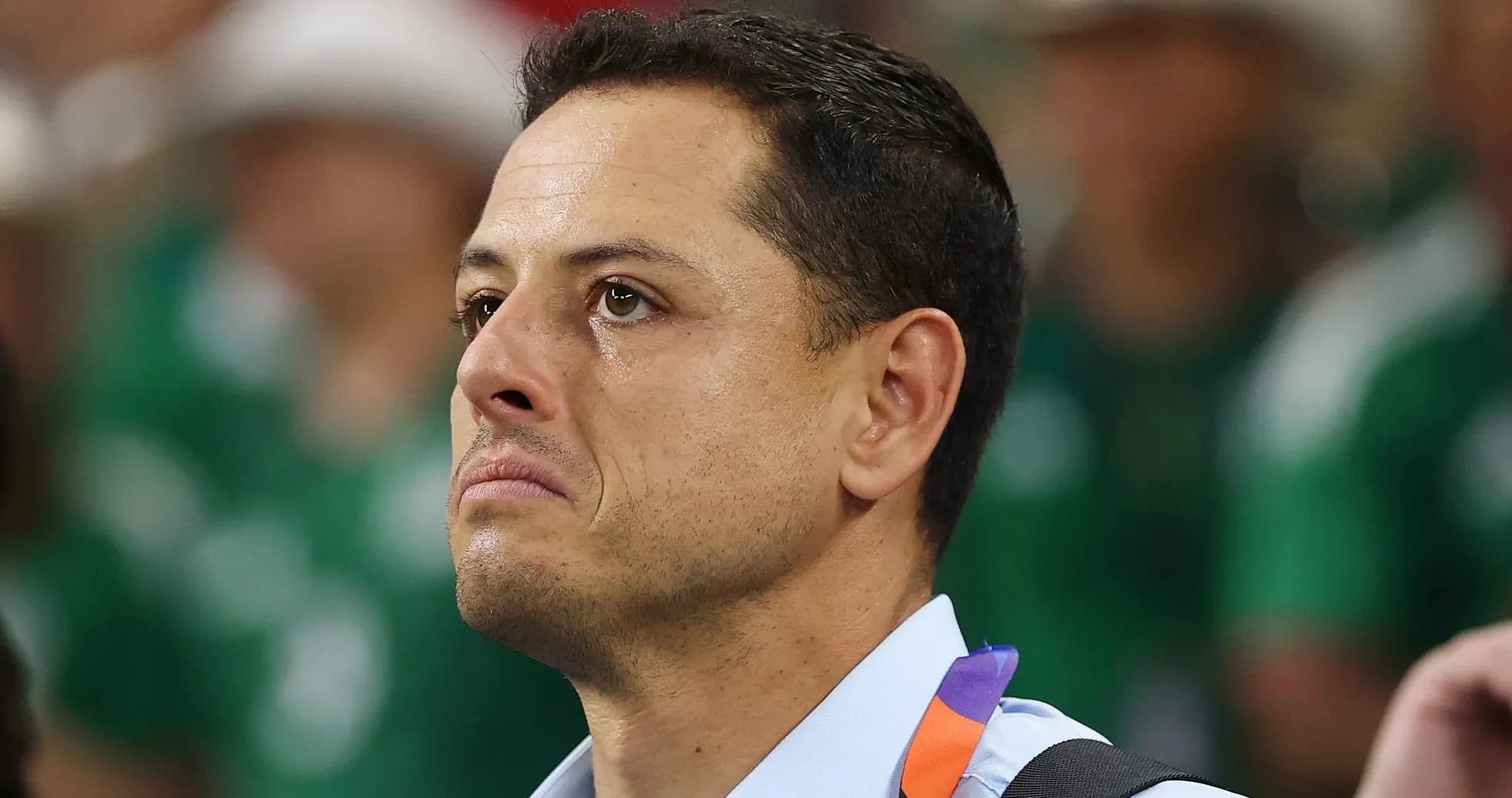 Hombre con expresión seria en un evento deportivo