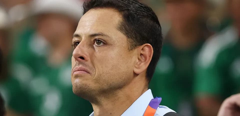 Hombre con expresión seria en un evento deportivo