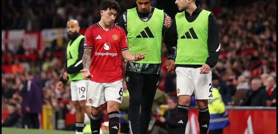 Jugadores del Manchester United en la línea de banda
