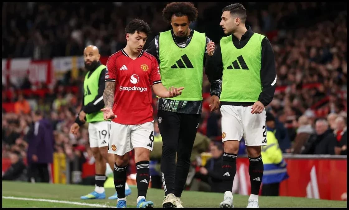 Jugadores del Manchester United en la línea de banda