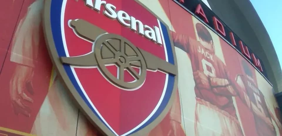 Escudo del Arsenal en el estadio del club