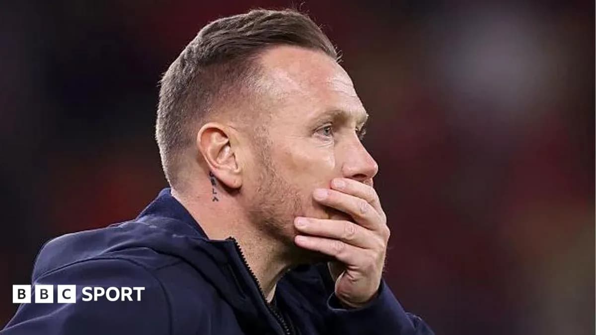 Entrenador pensativo durante un partido de fútbol