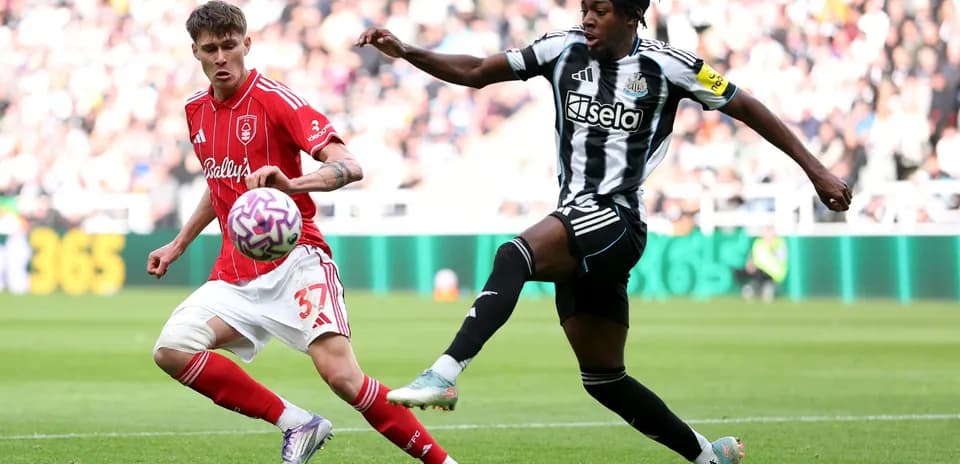 Jugador de Nottingham Forest en acción contra Newcastle