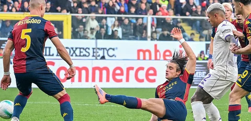 Jugador cae tras una falta en el partido