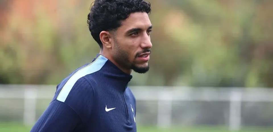 Jugador entrenando en campo de entrenamiento