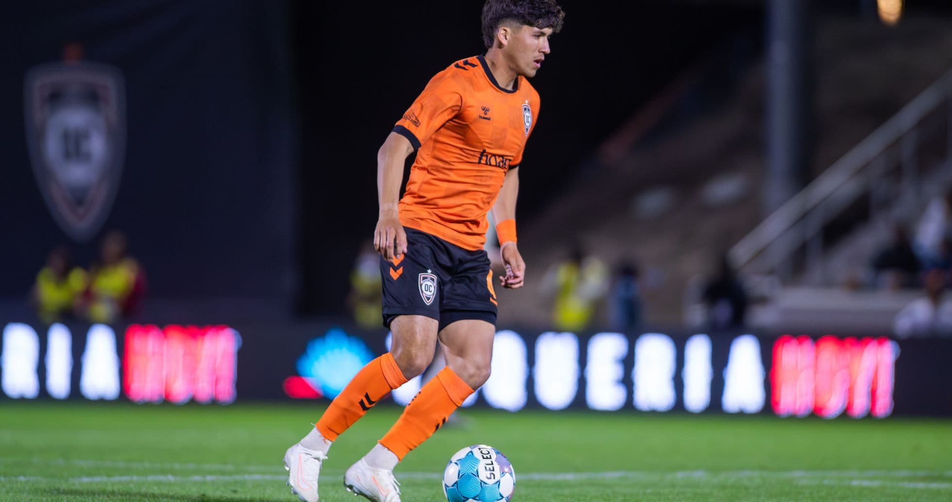 Jugador de Orange County SC con el balón