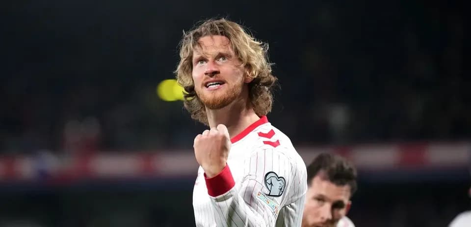 Jugador celebrando con puño cerrado en el partido