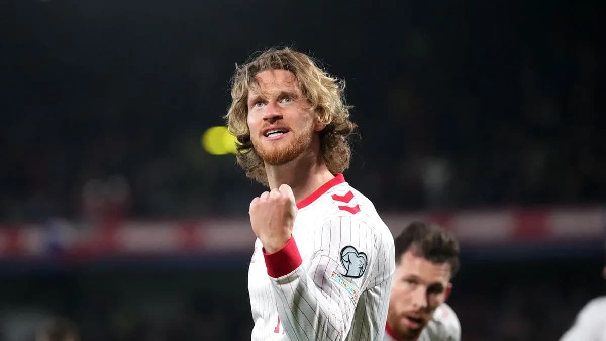 Jugador celebrando con puño cerrado en el partido