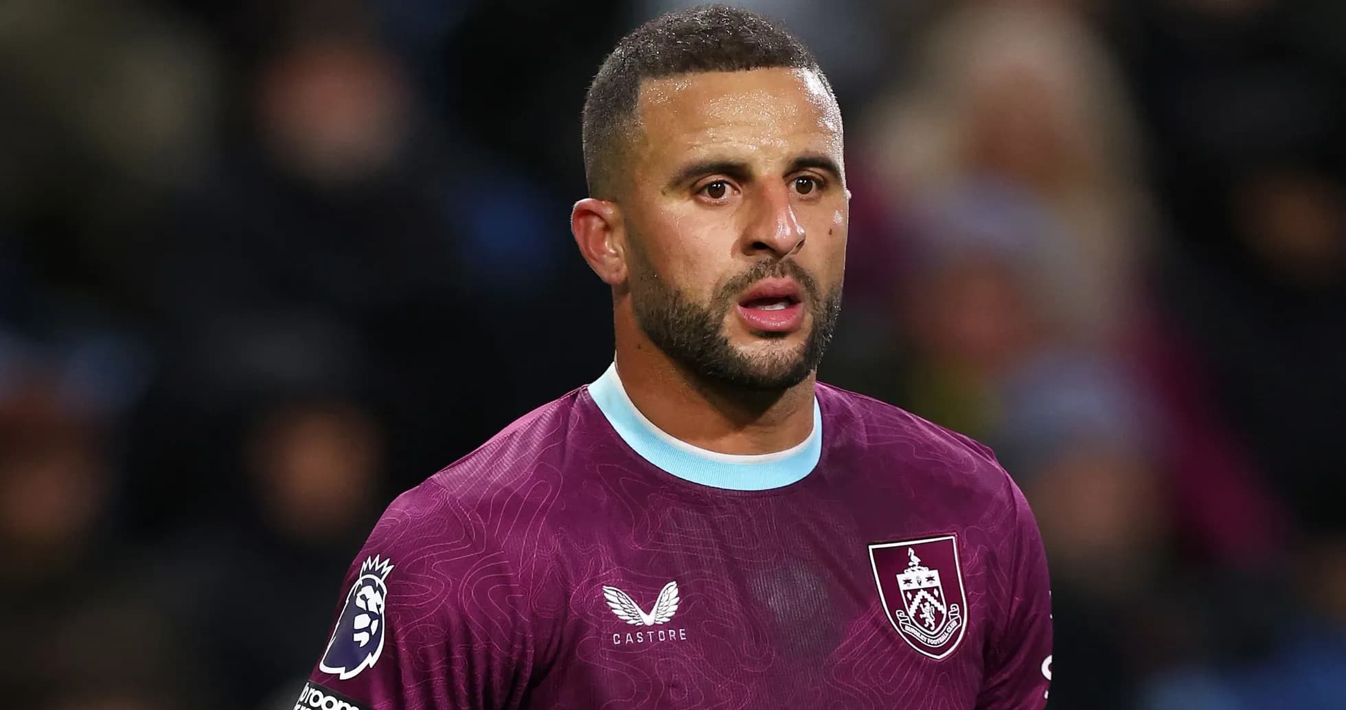 Jugador de Burnley en uniforme durante partido