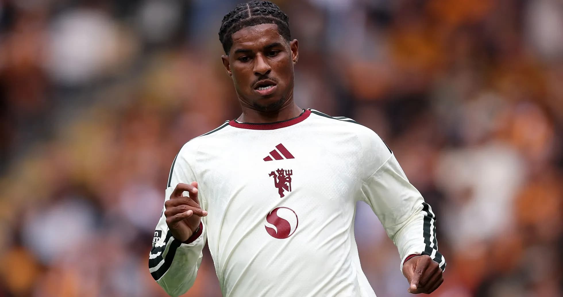 Jugador corriendo con camiseta blanca en el campo