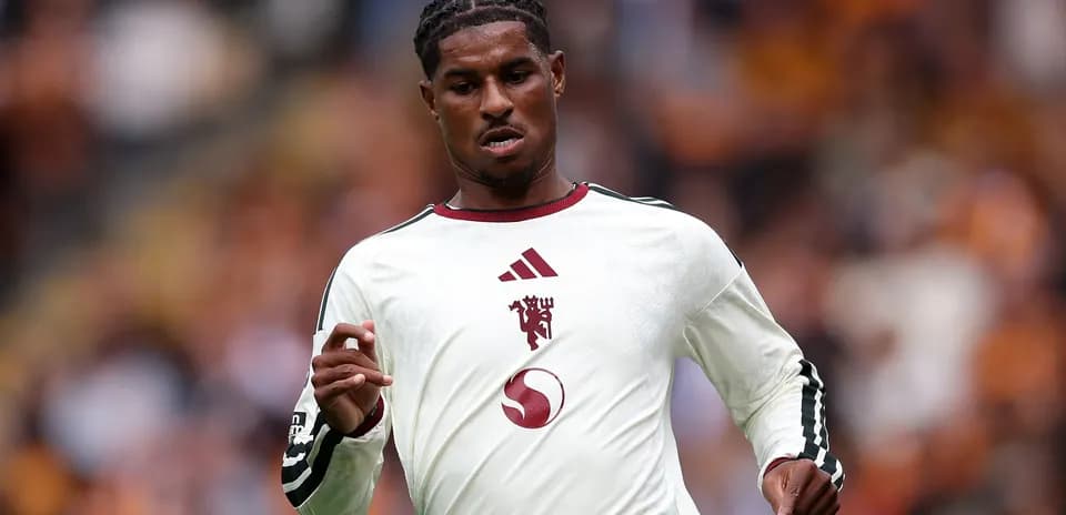 Jugador corriendo con camiseta blanca en el campo