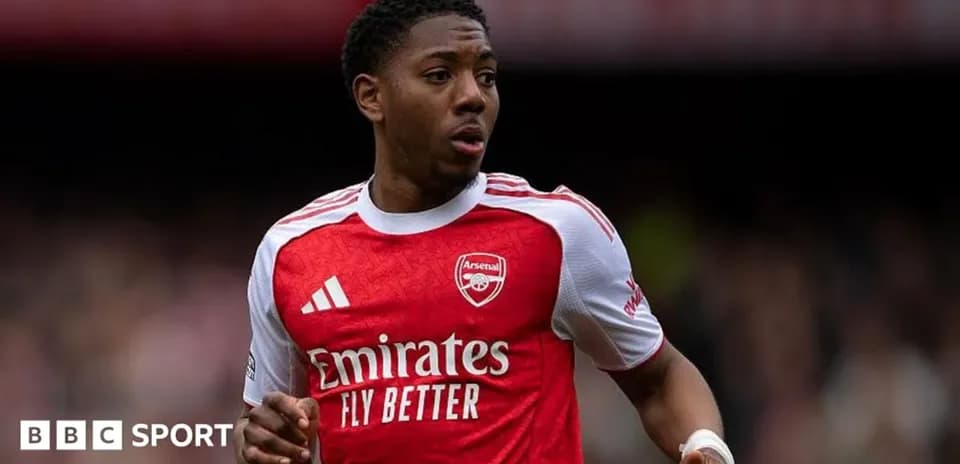 Jugador de Arsenal corriendo en el campo