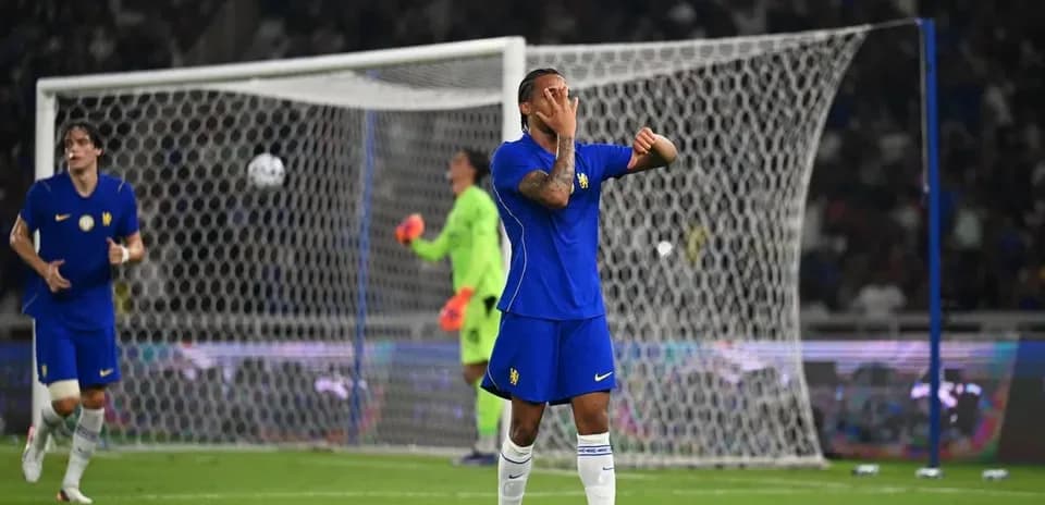 Jugador de fútbol en acción durante el partido