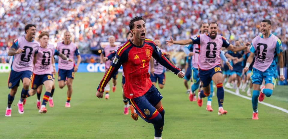 Jugador de España celebrando un gol con su equipo