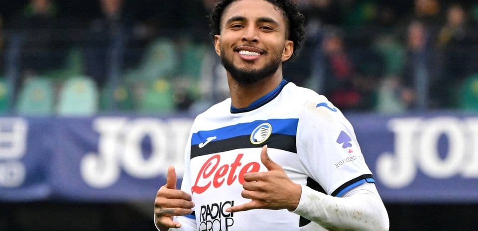 Jugador de Atalanta posando con gesto de aprobación