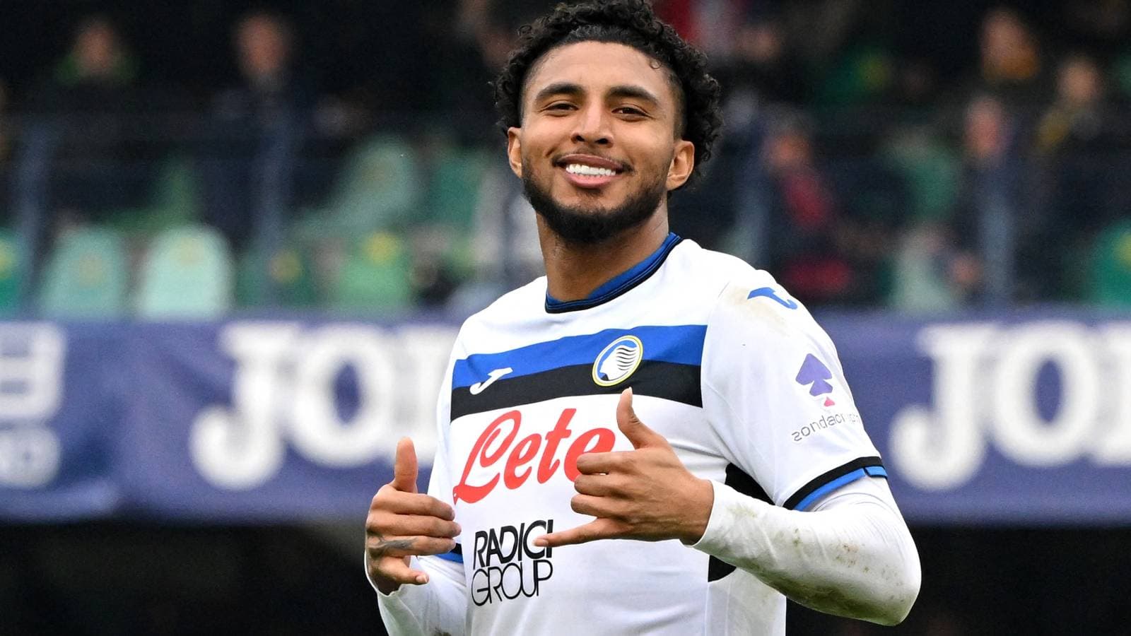 Jugador de Atalanta posando con gesto de aprobación