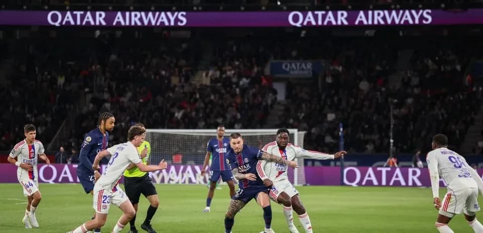 Jugadores de PSG y Lyon compiten por el balón
