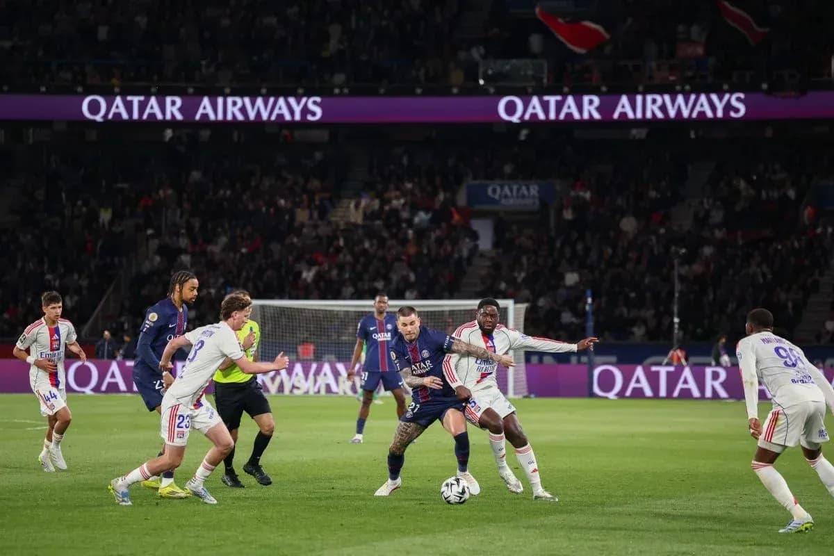 Jugadores de PSG y Lyon compiten por el balón